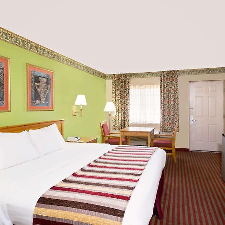 Days Inn & Suites By Wyndham Starkville Dış mekan fotoğraf