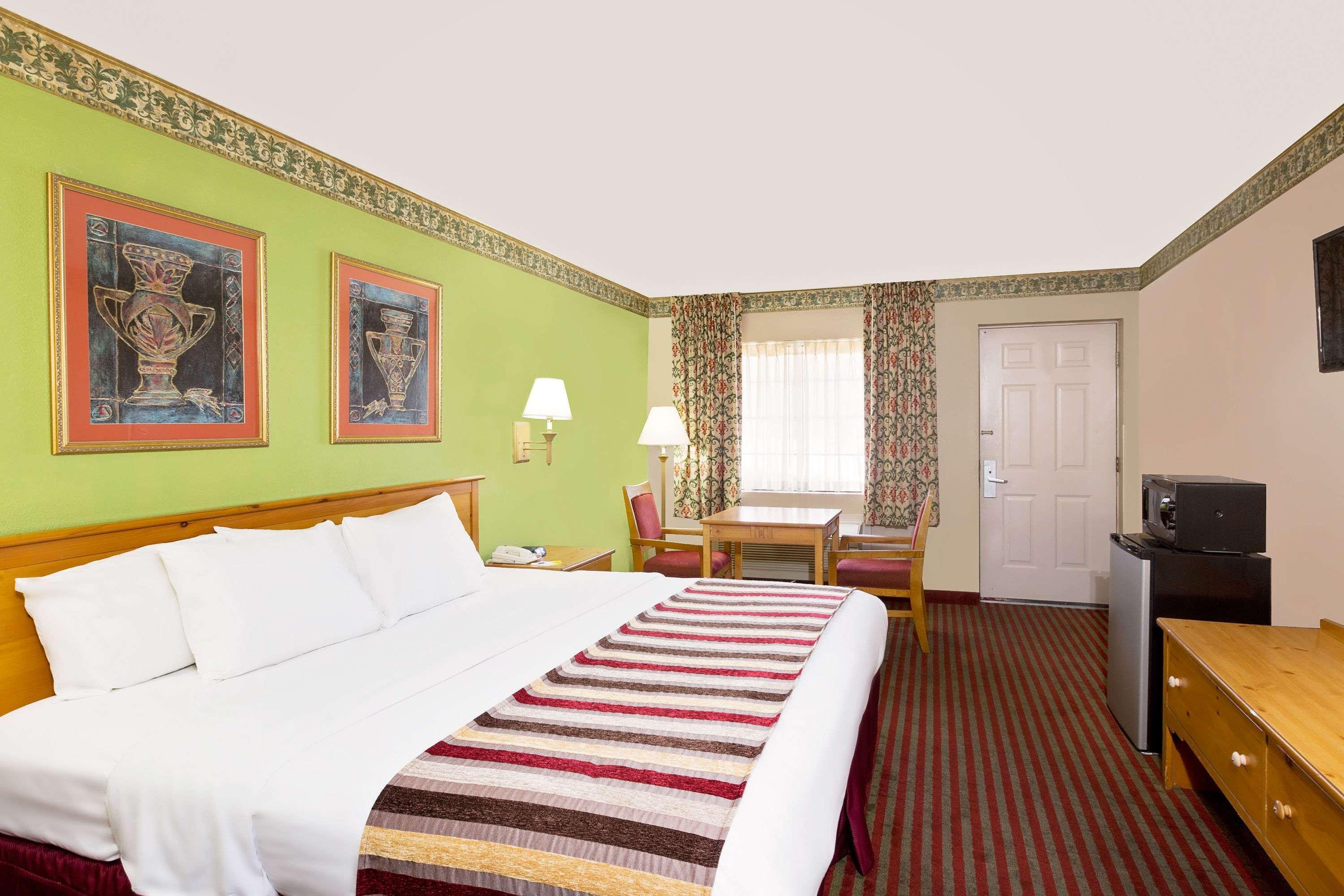 Days Inn & Suites By Wyndham Starkville Dış mekan fotoğraf