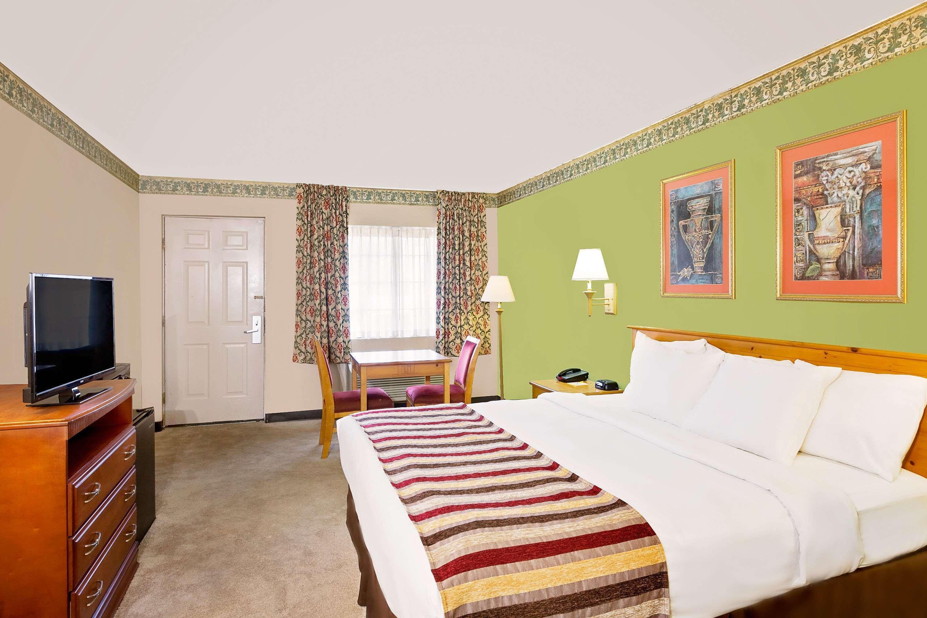 Days Inn & Suites By Wyndham Starkville Dış mekan fotoğraf