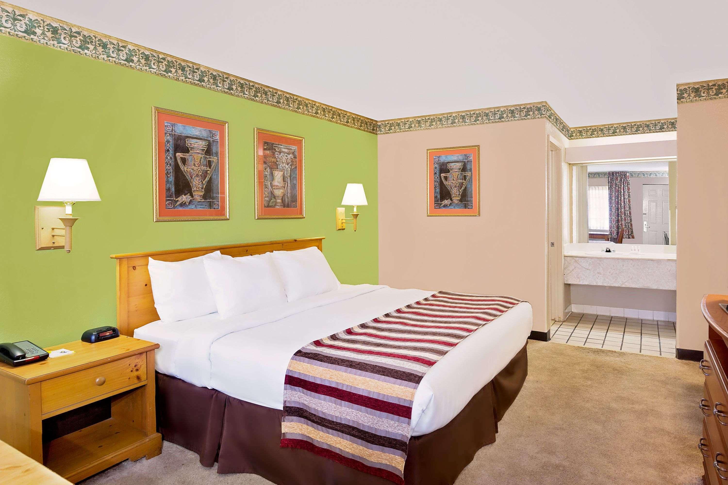 Days Inn & Suites By Wyndham Starkville Dış mekan fotoğraf