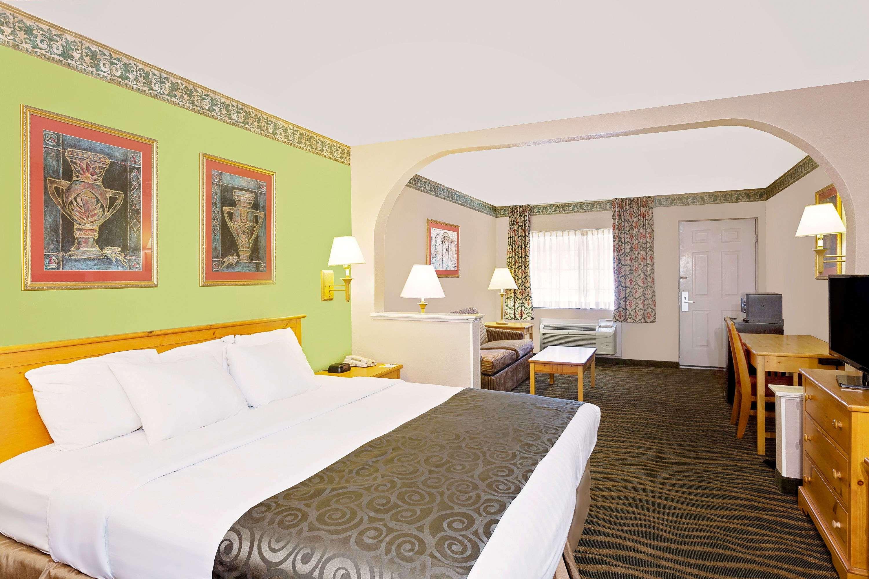 Days Inn & Suites By Wyndham Starkville Dış mekan fotoğraf