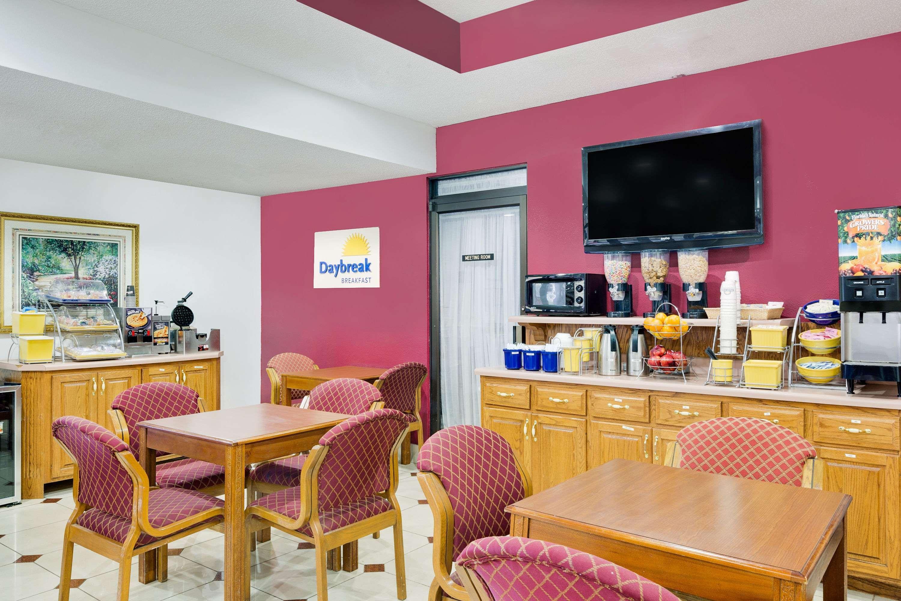 Days Inn & Suites By Wyndham Starkville Dış mekan fotoğraf
