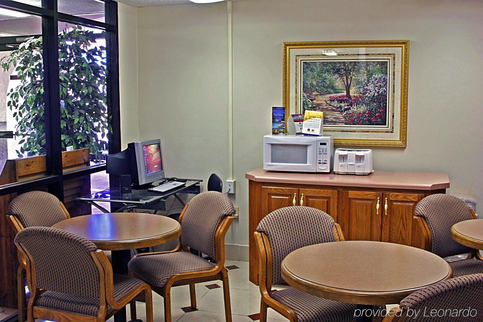 Days Inn & Suites By Wyndham Starkville Restoran fotoğraf